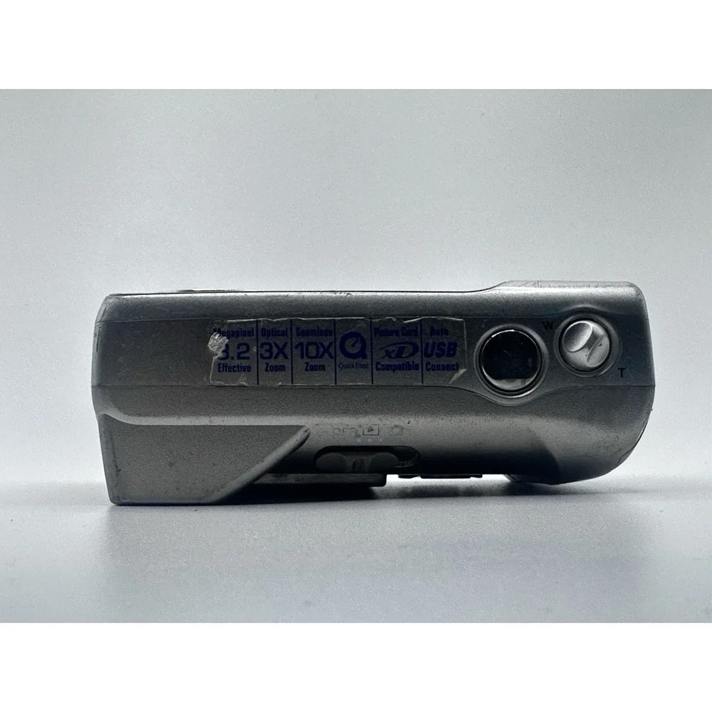 Olympus Camedia D-540 Zoom 3.2MP Digital Camera Silver Untested For Parts/Repair